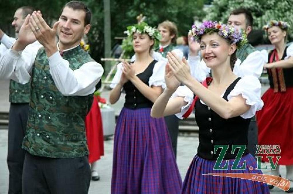 Līgo dienas rīta pusē jelgavnieki un pilsētas viesi pulcējās uz tradicionālo Zāļu tirgu Hercoga Jēkaba laukumā. Neiztrūkstoši centrālais notikums, kā allaž, bija pavisam mazo jelgavnieku sveikšana. Sudraba karotītes ar Jelgavas simboliku...