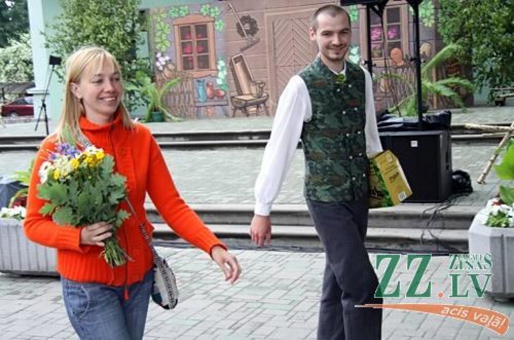 Līgo dienas rīta pusē jelgavnieki un pilsētas viesi pulcējās uz tradicionālo Zāļu tirgu Hercoga Jēkaba laukumā. Neiztrūkstoši centrālais notikums, kā allaž, bija pavisam mazo jelgavnieku sveikšana. Sudraba karotītes ar Jelgavas simboliku...