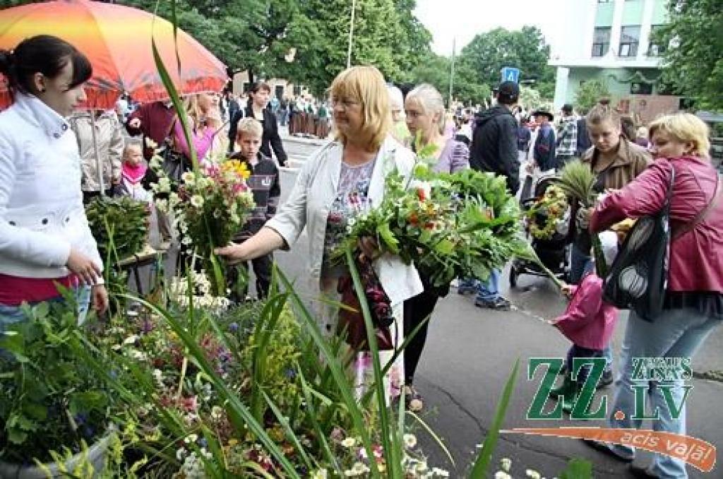 Līgo dienas rīta pusē jelgavnieki un pilsētas viesi pulcējās uz tradicionālo Zāļu tirgu Hercoga Jēkaba laukumā. Neiztrūkstoši centrālais notikums, kā allaž, bija pavisam mazo jelgavnieku sveikšana. Sudraba karotītes ar Jelgavas simboliku...
