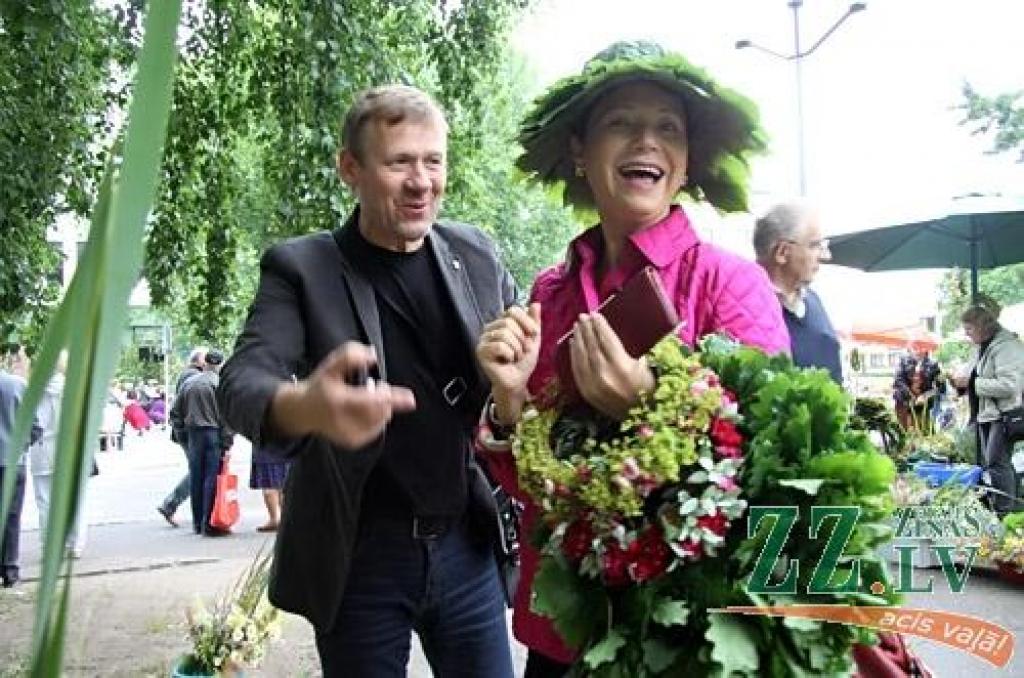 Līgo dienas rīta pusē jelgavnieki un pilsētas viesi pulcējās uz tradicionālo Zāļu tirgu Hercoga Jēkaba laukumā. Neiztrūkstoši centrālais notikums, kā allaž, bija pavisam mazo jelgavnieku sveikšana. Sudraba karotītes ar Jelgavas simboliku...