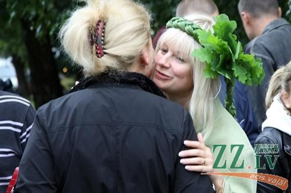Līgo dienas rīta pusē jelgavnieki un pilsētas viesi pulcējās uz tradicionālo Zāļu tirgu Hercoga Jēkaba laukumā. Neiztrūkstoši centrālais notikums, kā allaž, bija pavisam mazo jelgavnieku sveikšana. Sudraba karotītes ar Jelgavas simboliku...