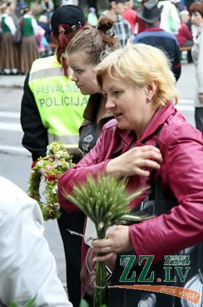 Līgo dienas rīta pusē jelgavnieki un pilsētas viesi pulcējās uz tradicionālo Zāļu tirgu Hercoga Jēkaba laukumā. Neiztrūkstoši centrālais notikums, kā allaž, bija pavisam mazo jelgavnieku sveikšana. Sudraba karotītes ar Jelgavas simboliku...