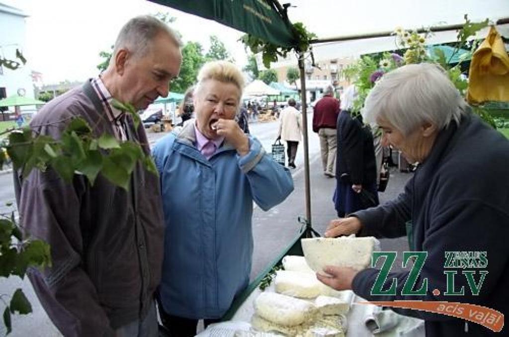 Līgo dienas rīta pusē jelgavnieki un pilsētas viesi pulcējās uz tradicionālo Zāļu tirgu Hercoga Jēkaba laukumā. Neiztrūkstoši centrālais notikums, kā allaž, bija pavisam mazo jelgavnieku sveikšana. Sudraba karotītes ar Jelgavas simboliku...