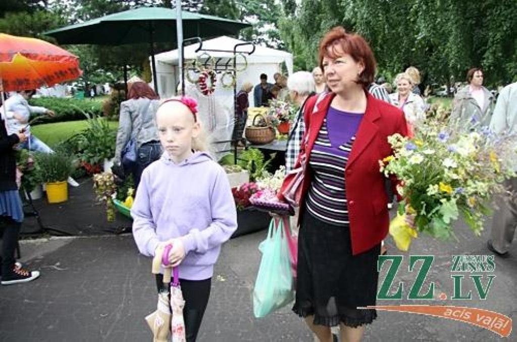 Līgo dienas rīta pusē jelgavnieki un pilsētas viesi pulcējās uz tradicionālo Zāļu tirgu Hercoga Jēkaba laukumā. Neiztrūkstoši centrālais notikums, kā allaž, bija pavisam mazo jelgavnieku sveikšana. Sudraba karotītes ar Jelgavas simboliku...