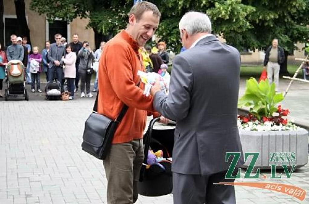 Līgo dienas rīta pusē jelgavnieki un pilsētas viesi pulcējās uz tradicionālo Zāļu tirgu Hercoga Jēkaba laukumā. Neiztrūkstoši centrālais notikums, kā allaž, bija pavisam mazo jelgavnieku sveikšana. Sudraba karotītes ar Jelgavas simboliku...