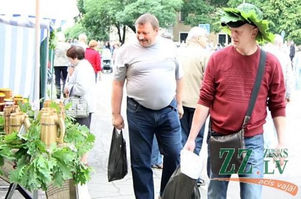 Līgo dienas rīta pusē jelgavnieki un pilsētas viesi pulcējās uz tradicionālo Zāļu tirgu Hercoga Jēkaba laukumā. Neiztrūkstoši centrālais notikums, kā allaž, bija pavisam mazo jelgavnieku sveikšana. Sudraba karotītes ar Jelgavas simboliku...