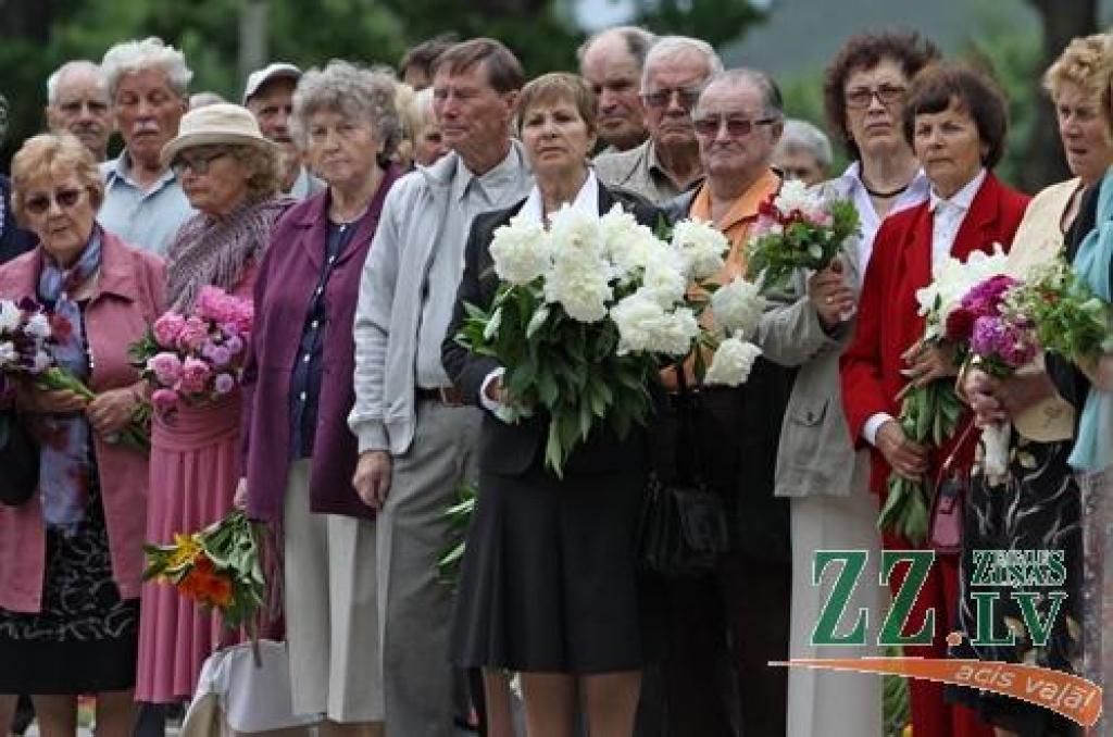 Pieminot komunistiskā terora upurus, otrdien, 14. jūnijā, Svētbirzē pulcējās ap divsimt cilvēku – politiski represētie un viņu tuvinieki, pašvaldību vadītāji, skolēni un citi. Ar klusuma brīdi tika pieminēti represijās bojā gājušie....