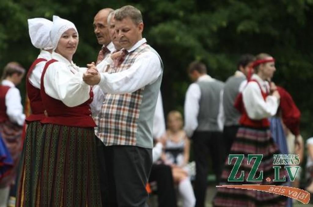 Iecere atjaunot Vasarsvētku tradīcijas un «pēc iespējamā baznīcas apmeklējuma atpūsties brīvā dabā ar dančiem un muzicēšanu» pieder Tautas deju ansambļa «Kalve» vadītājai Guntai Skujai. Koncerta īpašie viesi šoreiz bija tautas deju...