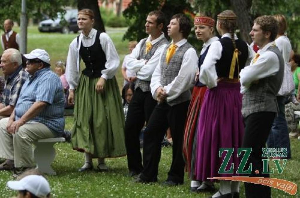 Iecere atjaunot Vasarsvētku tradīcijas un «pēc iespējamā baznīcas apmeklējuma atpūsties brīvā dabā ar dančiem un muzicēšanu» pieder Tautas deju ansambļa «Kalve» vadītājai Guntai Skujai. Koncerta īpašie viesi šoreiz bija tautas deju...