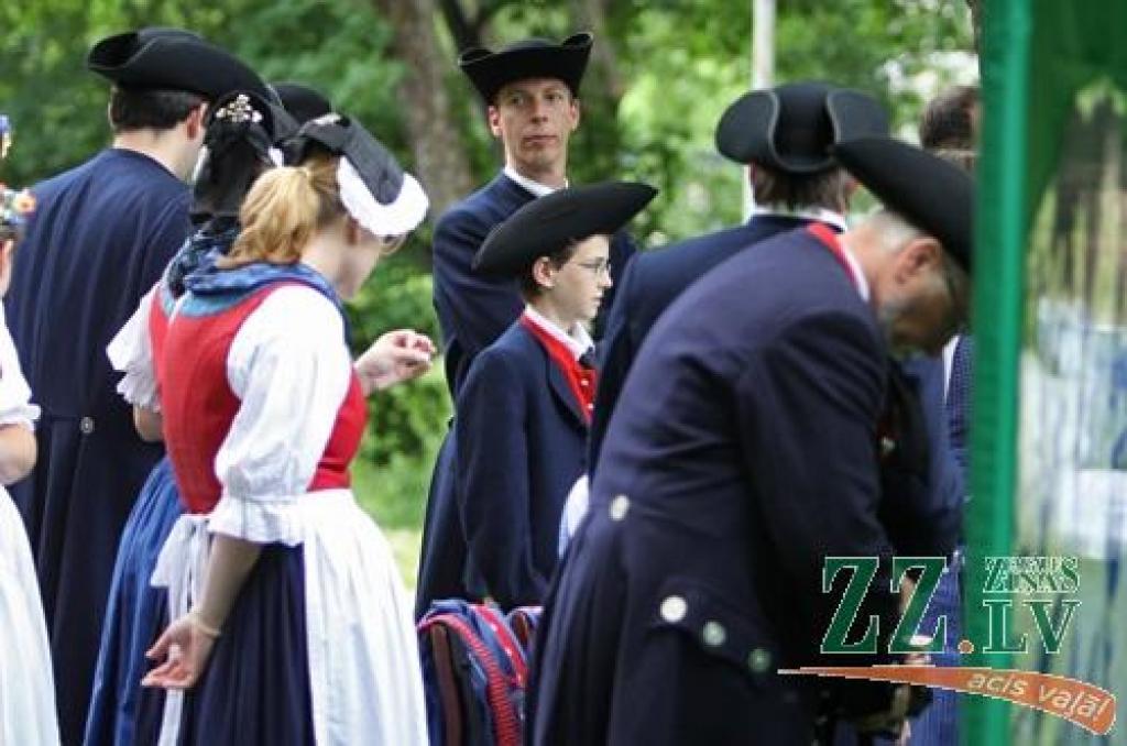 Iecere atjaunot Vasarsvētku tradīcijas un «pēc iespējamā baznīcas apmeklējuma atpūsties brīvā dabā ar dančiem un muzicēšanu» pieder Tautas deju ansambļa «Kalve» vadītājai Guntai Skujai. Koncerta īpašie viesi šoreiz bija tautas deju...