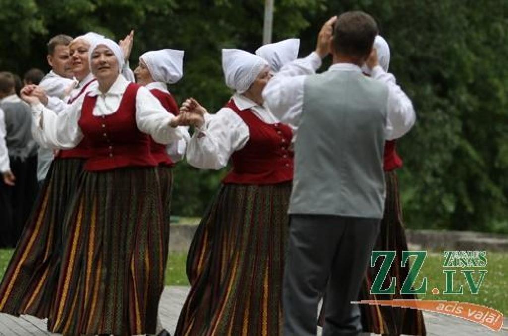 Iecere atjaunot Vasarsvētku tradīcijas un «pēc iespējamā baznīcas apmeklējuma atpūsties brīvā dabā ar dančiem un muzicēšanu» pieder Tautas deju ansambļa «Kalve» vadītājai Guntai Skujai. Koncerta īpašie viesi šoreiz bija tautas deju...