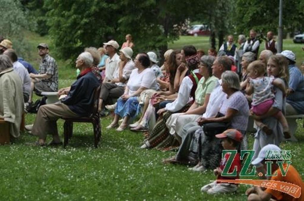 Iecere atjaunot Vasarsvētku tradīcijas un «pēc iespējamā baznīcas apmeklējuma atpūsties brīvā dabā ar dančiem un muzicēšanu» pieder Tautas deju ansambļa «Kalve» vadītājai Guntai Skujai. Koncerta īpašie viesi šoreiz bija tautas deju...