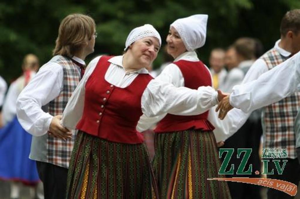 Iecere atjaunot Vasarsvētku tradīcijas un «pēc iespējamā baznīcas apmeklējuma atpūsties brīvā dabā ar dančiem un muzicēšanu» pieder Tautas deju ansambļa «Kalve» vadītājai Guntai Skujai. Koncerta īpašie viesi šoreiz bija tautas deju...