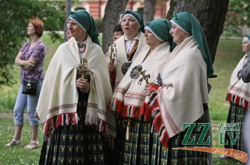 Iecere atjaunot Vasarsvētku tradīcijas un «pēc iespējamā baznīcas apmeklējuma atpūsties brīvā dabā ar dančiem un muzicēšanu» pieder Tautas deju ansambļa «Kalve» vadītājai Guntai Skujai. Koncerta īpašie viesi šoreiz bija tautas deju...