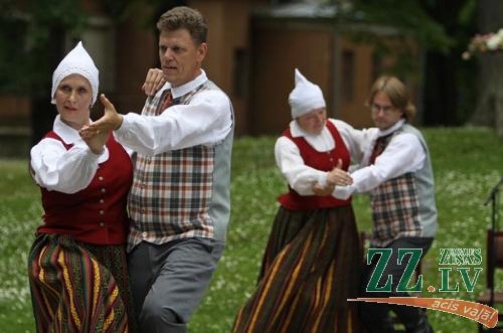 Iecere atjaunot Vasarsvētku tradīcijas un «pēc iespējamā baznīcas apmeklējuma atpūsties brīvā dabā ar dančiem un muzicēšanu» pieder Tautas deju ansambļa «Kalve» vadītājai Guntai Skujai. Koncerta īpašie viesi šoreiz bija tautas deju...