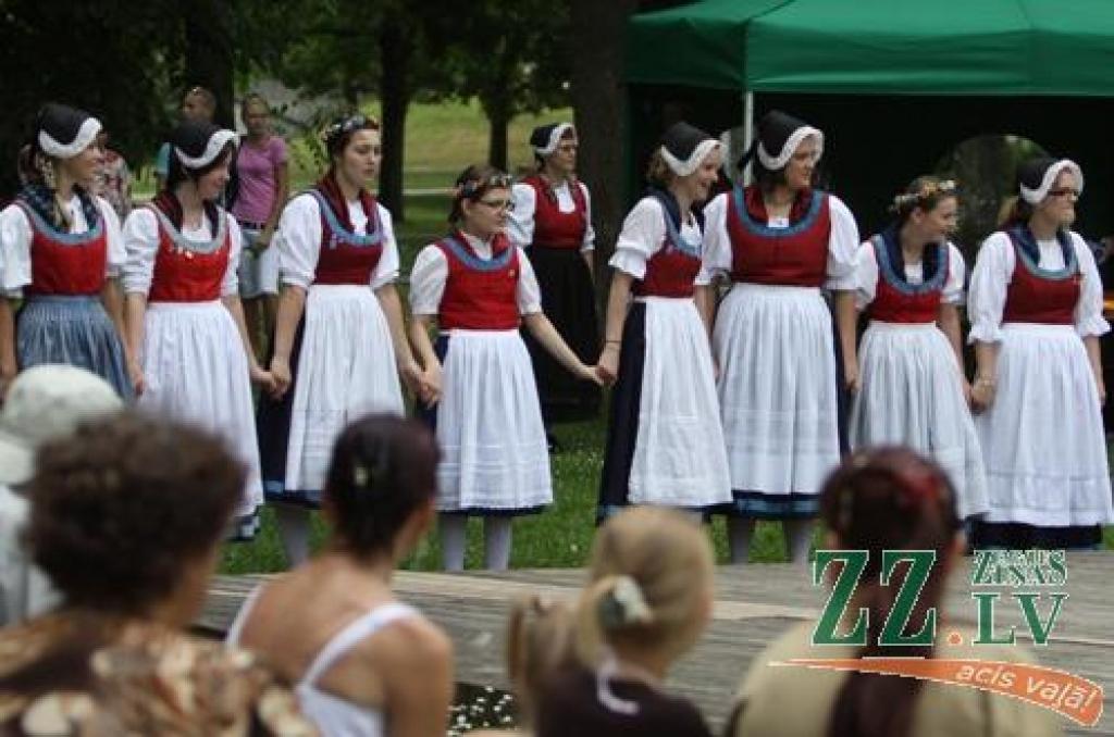 Iecere atjaunot Vasarsvētku tradīcijas un «pēc iespējamā baznīcas apmeklējuma atpūsties brīvā dabā ar dančiem un muzicēšanu» pieder Tautas deju ansambļa «Kalve» vadītājai Guntai Skujai. Koncerta īpašie viesi šoreiz bija tautas deju...