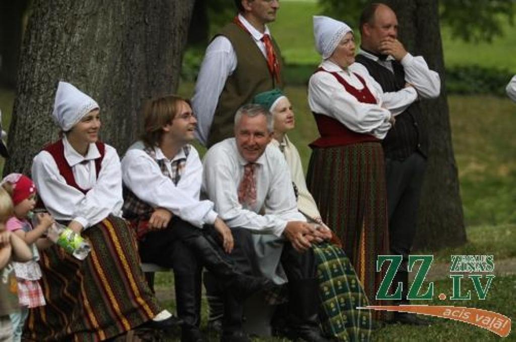 Iecere atjaunot Vasarsvētku tradīcijas un «pēc iespējamā baznīcas apmeklējuma atpūsties brīvā dabā ar dančiem un muzicēšanu» pieder Tautas deju ansambļa «Kalve» vadītājai Guntai Skujai. Koncerta īpašie viesi šoreiz bija tautas deju...