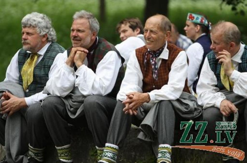 Iecere atjaunot Vasarsvētku tradīcijas un «pēc iespējamā baznīcas apmeklējuma atpūsties brīvā dabā ar dančiem un muzicēšanu» pieder Tautas deju ansambļa «Kalve» vadītājai Guntai Skujai. Koncerta īpašie viesi šoreiz bija tautas deju...