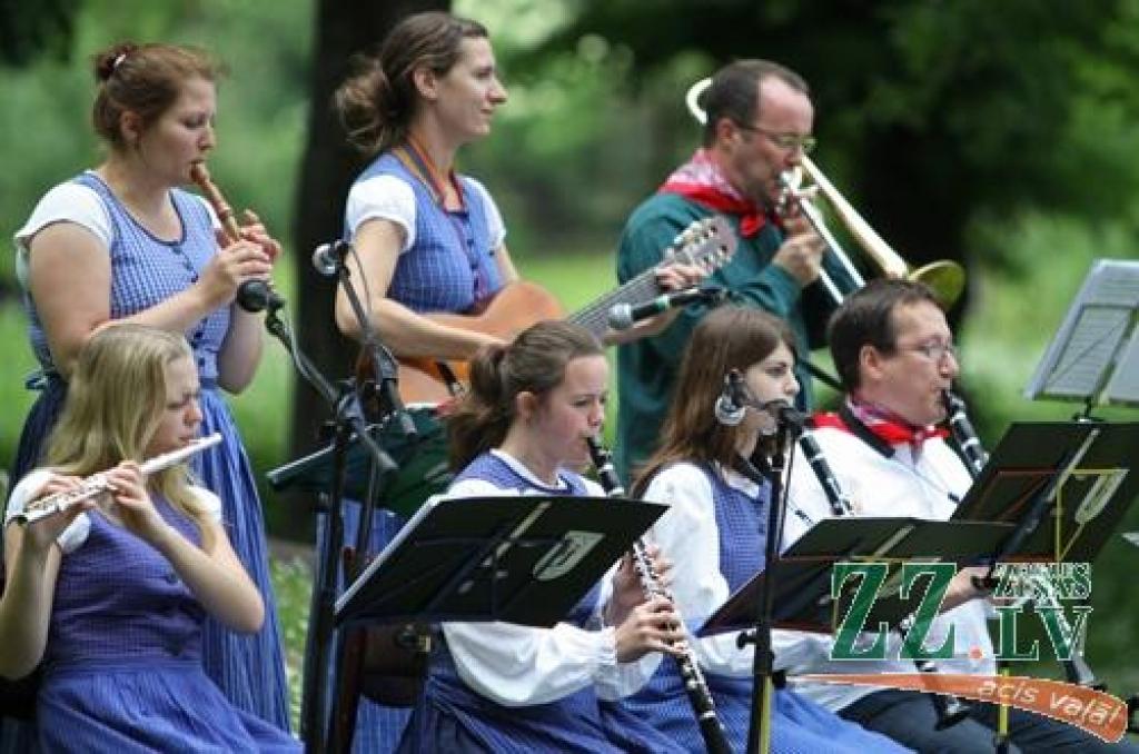 Iecere atjaunot Vasarsvētku tradīcijas un «pēc iespējamā baznīcas apmeklējuma atpūsties brīvā dabā ar dančiem un muzicēšanu» pieder Tautas deju ansambļa «Kalve» vadītājai Guntai Skujai. Koncerta īpašie viesi šoreiz bija tautas deju...