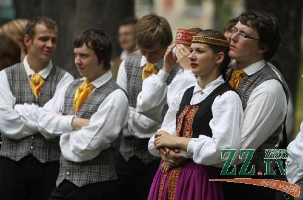 Iecere atjaunot Vasarsvētku tradīcijas un «pēc iespējamā baznīcas apmeklējuma atpūsties brīvā dabā ar dančiem un muzicēšanu» pieder Tautas deju ansambļa «Kalve» vadītājai Guntai Skujai. Koncerta īpašie viesi šoreiz bija tautas deju...