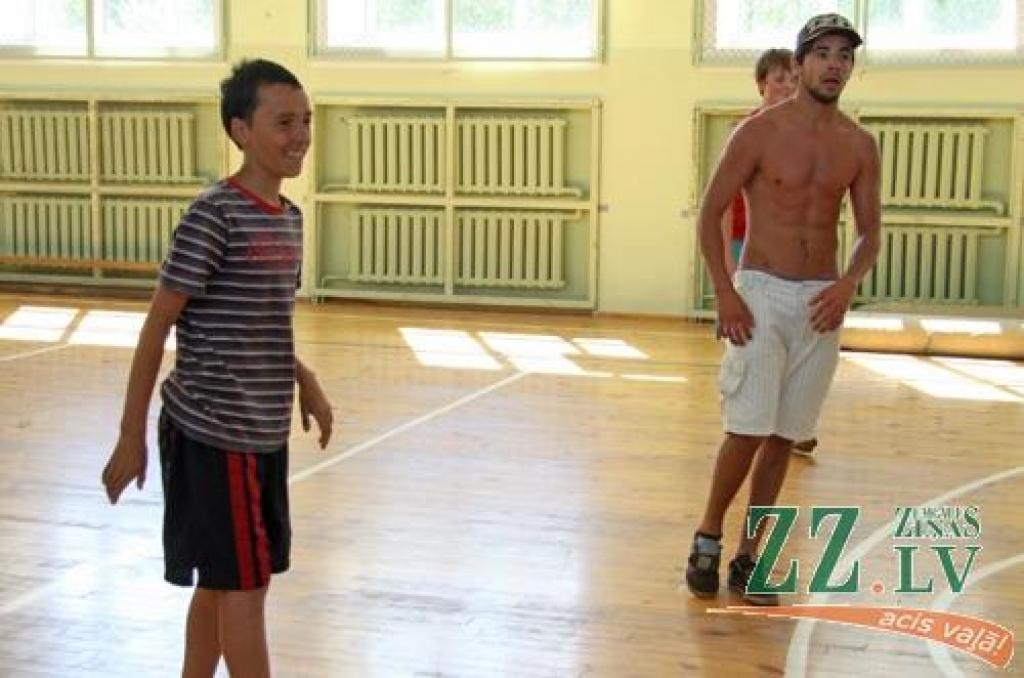 «Man te ļoti patīk, tāpēc nākšu katru dienu. Varēšu spēlēt spēles, satikt jaunus cilvēkus. Vismaz ir ko brīvlaikā darīt,» pēc strītbola mača kopā ar brīvprātīgajiem no dažādām Eiropas valstīm teic 13 gadus vecais Mihails Boimuradovs. Viņš...