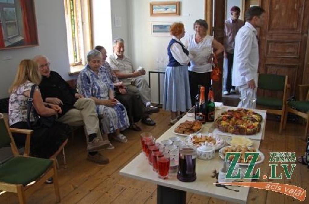 Sestdien Vecpilsētas galerijā «Suņa taka» tika atklāta ievērojamās mākslinieces Lolitas Zikmanes darbu izstāde «Skaistā ikdiena». Ieplānotai kā jubilejas izstādei, tās atvēršanas svētkiem šoreiz piemita pavisam īpaša gaisotne – tieši...