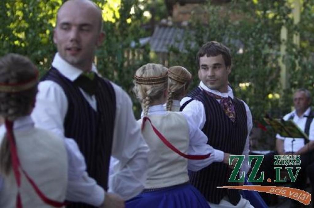 Tveicīgajā piektdienas vakarā raitā deju solī ar dziedāšanu un lustēšanos uz savu 33.sezonu atskatījās Tautas deju ansamblis «Diždancis». Koncerts «Dej' deviņi bāleliņi» risinājās brīvā dabā un uz to īpaši tika aicināti kolektīva...