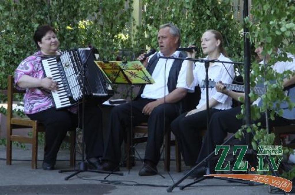 Tveicīgajā piektdienas vakarā raitā deju solī ar dziedāšanu un lustēšanos uz savu 33.sezonu atskatījās Tautas deju ansamblis «Diždancis». Koncerts «Dej' deviņi bāleliņi» risinājās brīvā dabā un uz to īpaši tika aicināti kolektīva...