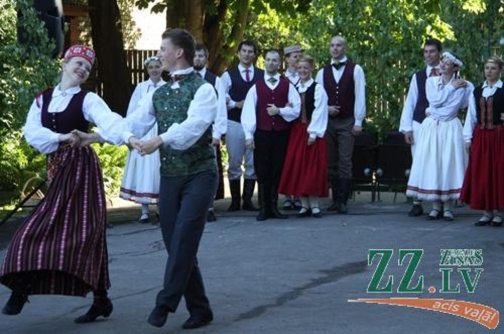 Tveicīgajā piektdienas vakarā raitā deju solī ar dziedāšanu un lustēšanos uz savu 33.sezonu atskatījās Tautas deju ansamblis «Diždancis». Koncerts «Dej' deviņi bāleliņi» risinājās brīvā dabā un uz to īpaši tika aicināti kolektīva...