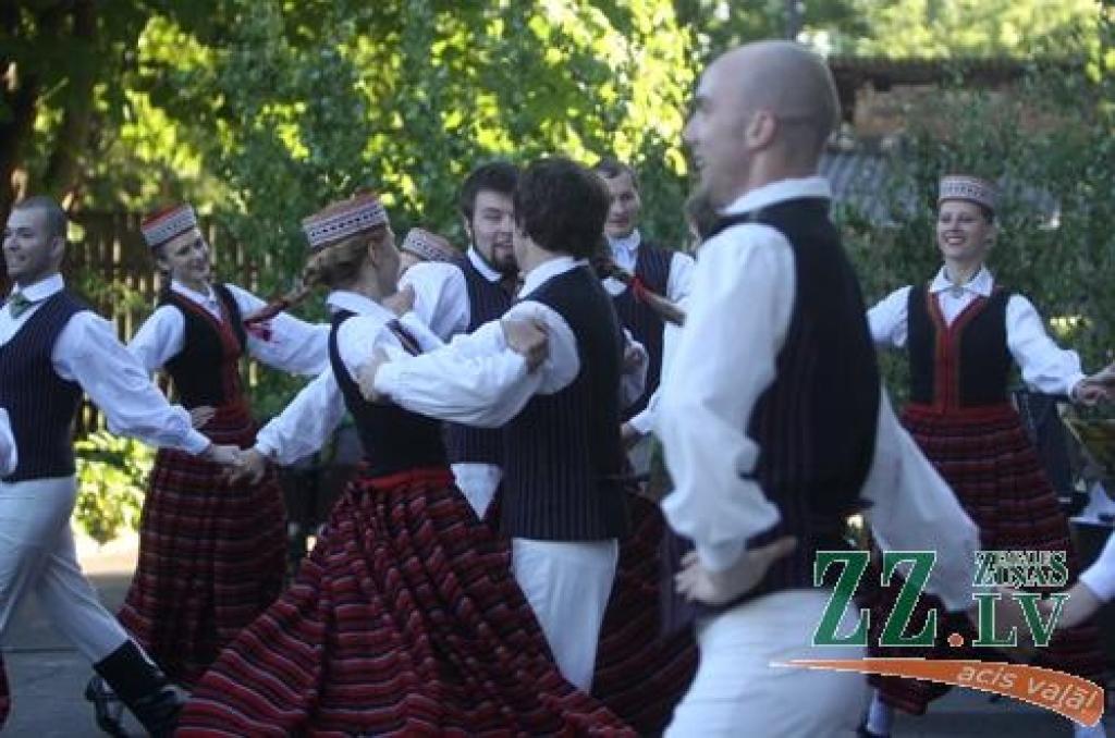 Tveicīgajā piektdienas vakarā raitā deju solī ar dziedāšanu un lustēšanos uz savu 33.sezonu atskatījās Tautas deju ansamblis «Diždancis». Koncerts «Dej' deviņi bāleliņi» risinājās brīvā dabā un uz to īpaši tika aicināti kolektīva...