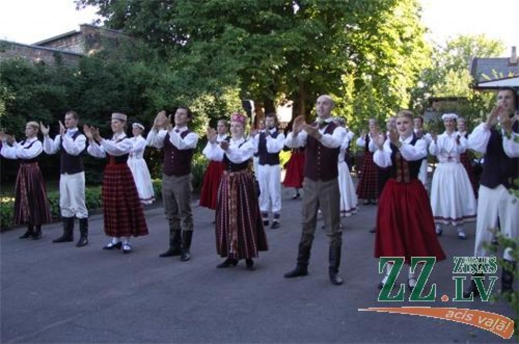 Tveicīgajā piektdienas vakarā raitā deju solī ar dziedāšanu un lustēšanos uz savu 33.sezonu atskatījās Tautas deju ansamblis «Diždancis». Koncerts «Dej' deviņi bāleliņi» risinājās brīvā dabā un uz to īpaši tika aicināti kolektīva...