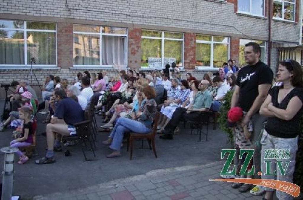 Tveicīgajā piektdienas vakarā raitā deju solī ar dziedāšanu un lustēšanos uz savu 33.sezonu atskatījās Tautas deju ansamblis «Diždancis». Koncerts «Dej' deviņi bāleliņi» risinājās brīvā dabā un uz to īpaši tika aicināti kolektīva...