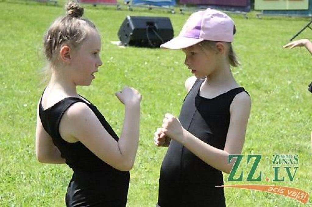 Ieskandinot skolēnu vasaras brīvlaiku, Starptautiskajā bērnu aizsardzības dienā ar mācību gada laikā paveikto klātesošos Raiņa parkā iepriecināja bērnu un jauniešu centra «Junda» audzēkņi. Pasākumā «Cukurvatē» notika Jelgavā vēl nebijušas...