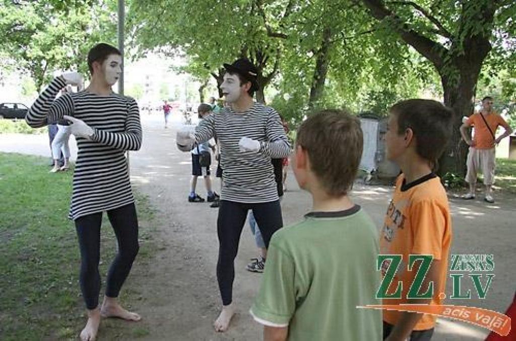 Ieskandinot skolēnu vasaras brīvlaiku, Starptautiskajā bērnu aizsardzības dienā ar mācību gada laikā paveikto klātesošos Raiņa parkā iepriecināja bērnu un jauniešu centra «Junda» audzēkņi. Pasākumā «Cukurvatē» notika Jelgavā vēl nebijušas...