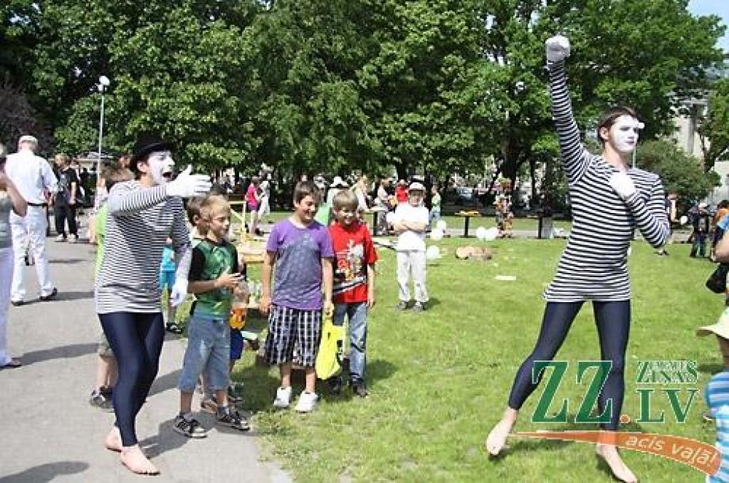 Ieskandinot skolēnu vasaras brīvlaiku, Starptautiskajā bērnu aizsardzības dienā ar mācību gada laikā paveikto klātesošos Raiņa parkā iepriecināja bērnu un jauniešu centra «Junda» audzēkņi. Pasākumā «Cukurvatē» notika Jelgavā vēl nebijušas...