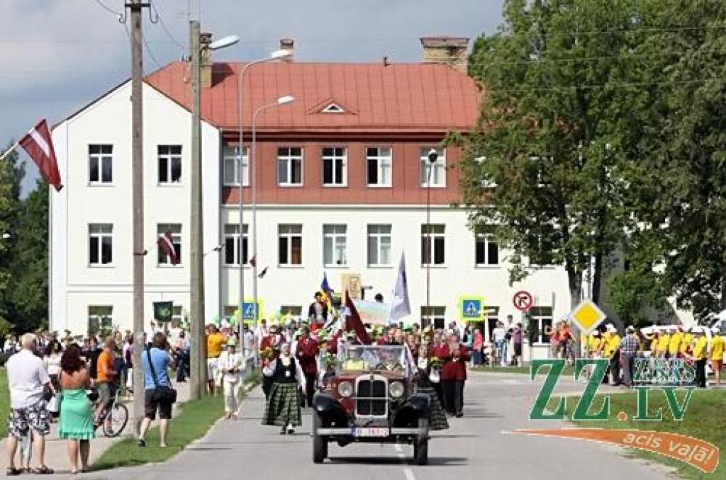 30.jūlijā pirmo reizi īstenota iecere rīkot Ozolnieku novada svētkus. Sestdien ar gājienu no Ozolnieku vidusskolas uz stadionu un ziedu ceļa veidošanu sākās svētki «Ar saknēm novadā». Pirmie novadā, kas savu mūžu var skaitīt, sākot no...
