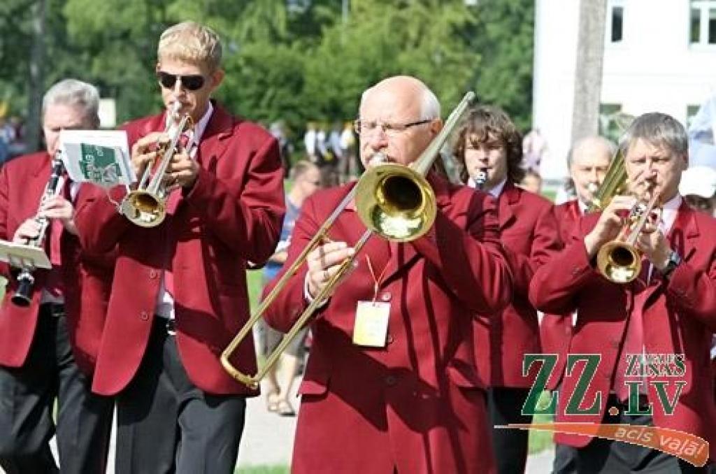 30.jūlijā pirmo reizi īstenota iecere rīkot Ozolnieku novada svētkus. Sestdien ar gājienu no Ozolnieku vidusskolas uz stadionu un ziedu ceļa veidošanu sākās svētki «Ar saknēm novadā». Pirmie novadā, kas savu mūžu var skaitīt, sākot no...