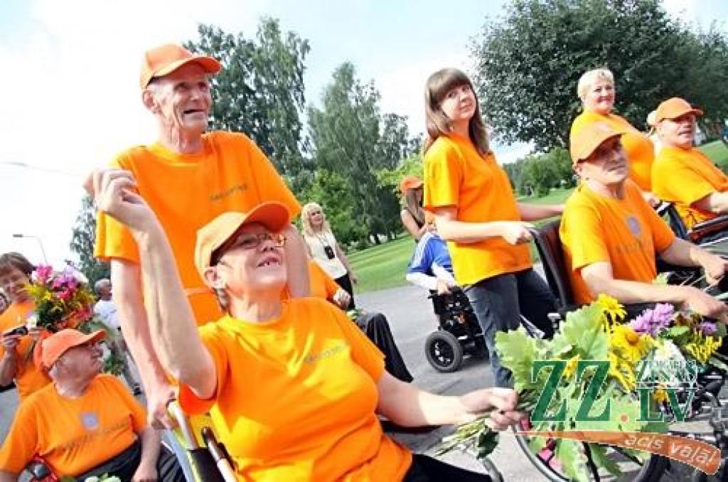 30.jūlijā pirmo reizi īstenota iecere rīkot Ozolnieku novada svētkus. Sestdien ar gājienu no Ozolnieku vidusskolas uz stadionu un ziedu ceļa veidošanu sākās svētki «Ar saknēm novadā». Pirmie novadā, kas savu mūžu var skaitīt, sākot no...