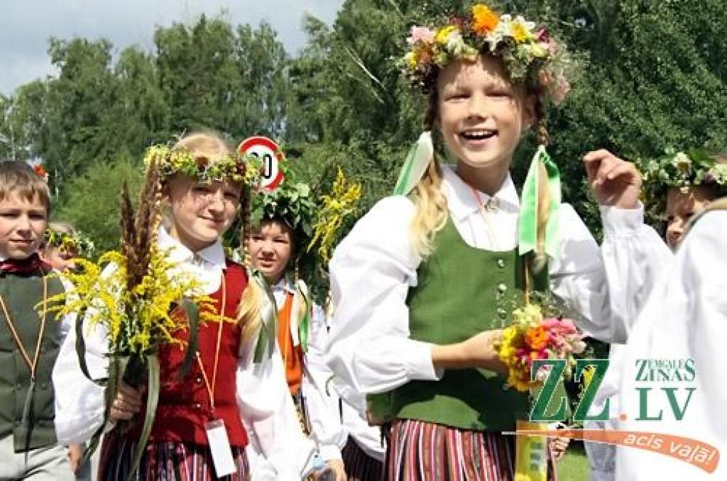 30.jūlijā pirmo reizi īstenota iecere rīkot Ozolnieku novada svētkus. Sestdien ar gājienu no Ozolnieku vidusskolas uz stadionu un ziedu ceļa veidošanu sākās svētki «Ar saknēm novadā». Pirmie novadā, kas savu mūžu var skaitīt, sākot no...