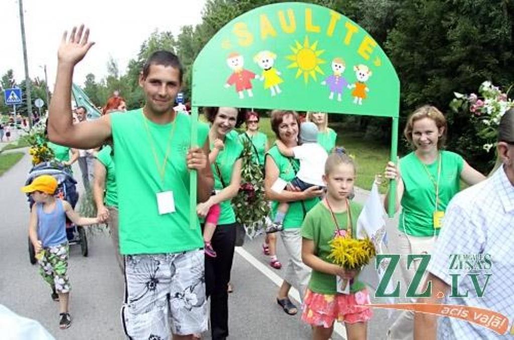 30.jūlijā pirmo reizi īstenota iecere rīkot Ozolnieku novada svētkus. Sestdien ar gājienu no Ozolnieku vidusskolas uz stadionu un ziedu ceļa veidošanu sākās svētki «Ar saknēm novadā». Pirmie novadā, kas savu mūžu var skaitīt, sākot no...