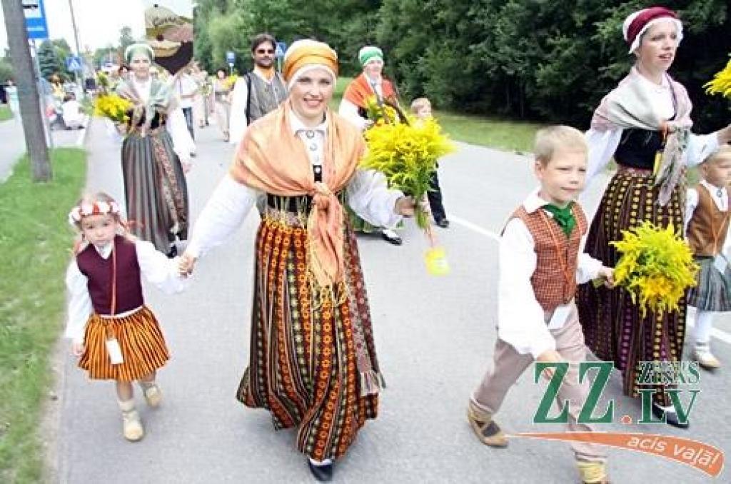 30.jūlijā pirmo reizi īstenota iecere rīkot Ozolnieku novada svētkus. Sestdien ar gājienu no Ozolnieku vidusskolas uz stadionu un ziedu ceļa veidošanu sākās svētki «Ar saknēm novadā». Pirmie novadā, kas savu mūžu var skaitīt, sākot no...