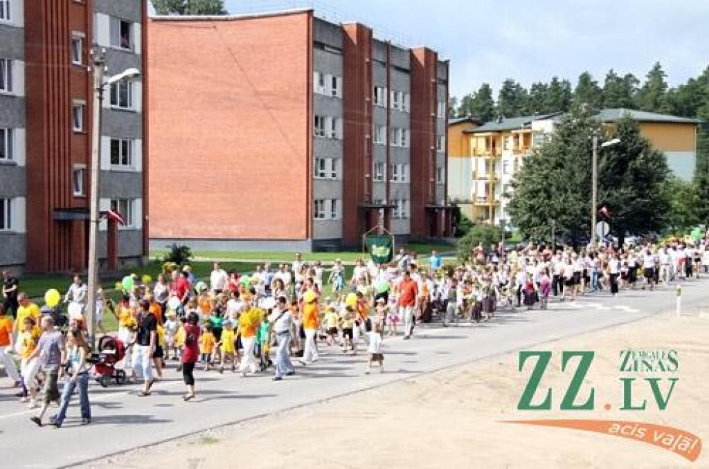 30.jūlijā pirmo reizi īstenota iecere rīkot Ozolnieku novada svētkus. Sestdien ar gājienu no Ozolnieku vidusskolas uz stadionu un ziedu ceļa veidošanu sākās svētki «Ar saknēm novadā». Pirmie novadā, kas savu mūžu var skaitīt, sākot no...