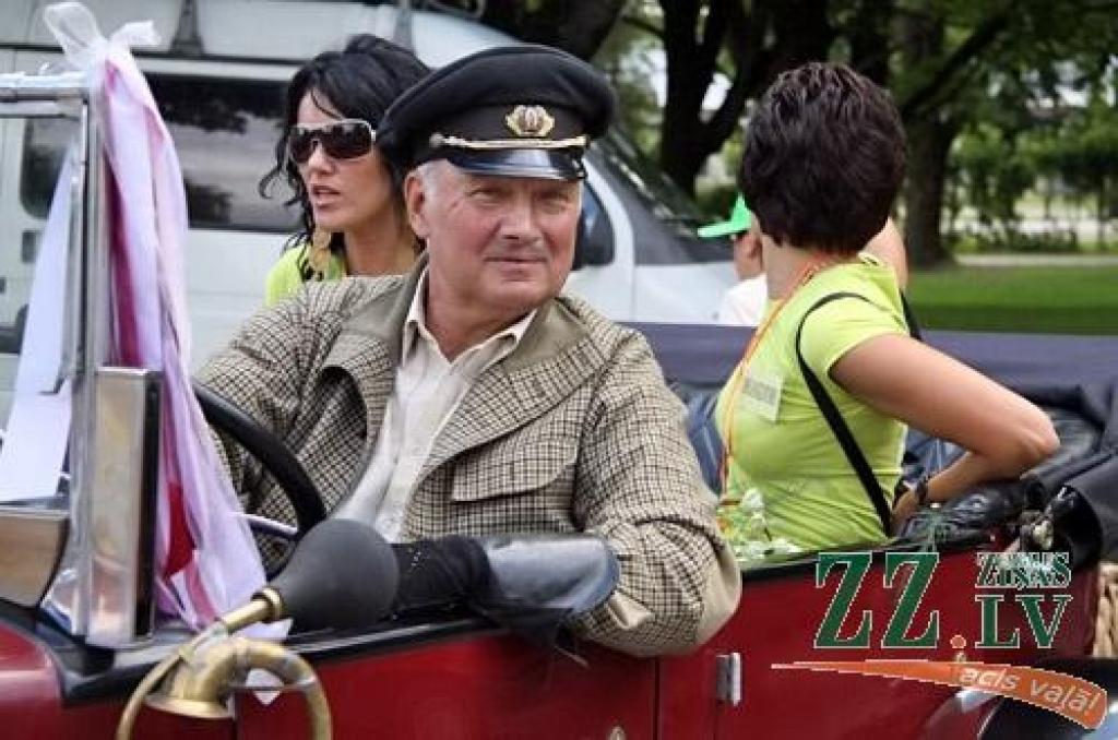 30.jūlijā pirmo reizi īstenota iecere rīkot Ozolnieku novada svētkus. Sestdien ar gājienu no Ozolnieku vidusskolas uz stadionu un ziedu ceļa veidošanu sākās svētki «Ar saknēm novadā». Pirmie novadā, kas savu mūžu var skaitīt, sākot no...