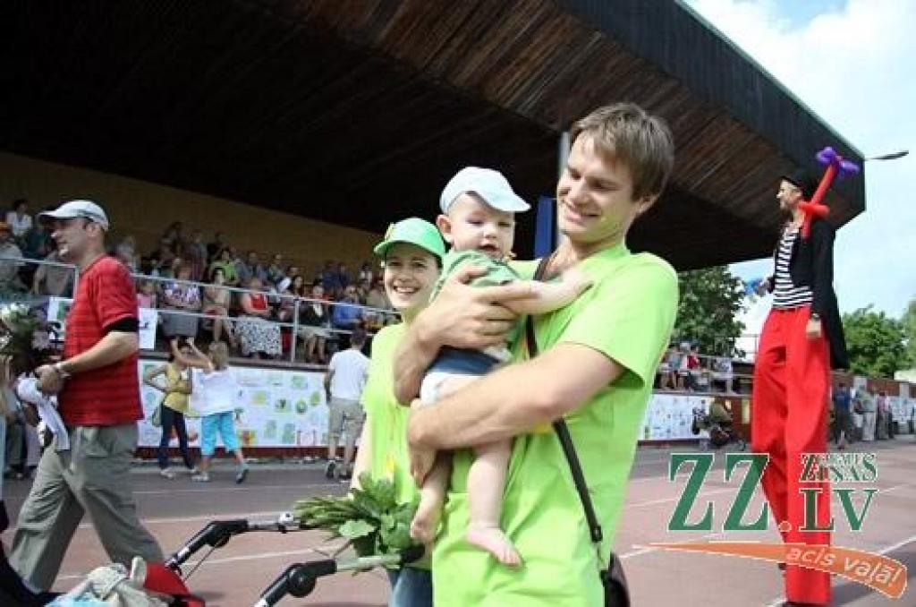 30.jūlijā pirmo reizi īstenota iecere rīkot Ozolnieku novada svētkus. Sestdien ar gājienu no Ozolnieku vidusskolas uz stadionu un ziedu ceļa veidošanu sākās svētki «Ar saknēm novadā». Pirmie novadā, kas savu mūžu var skaitīt, sākot no...