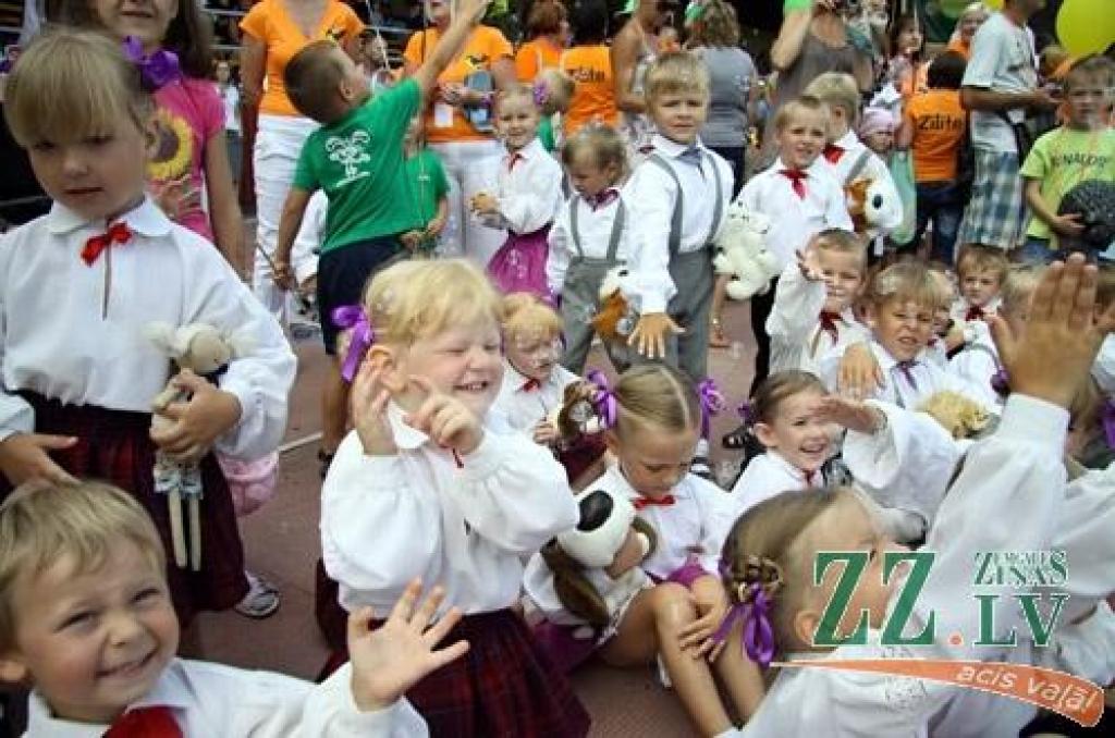 30.jūlijā pirmo reizi īstenota iecere rīkot Ozolnieku novada svētkus. Sestdien ar gājienu no Ozolnieku vidusskolas uz stadionu un ziedu ceļa veidošanu sākās svētki «Ar saknēm novadā». Pirmie novadā, kas savu mūžu var skaitīt, sākot no...