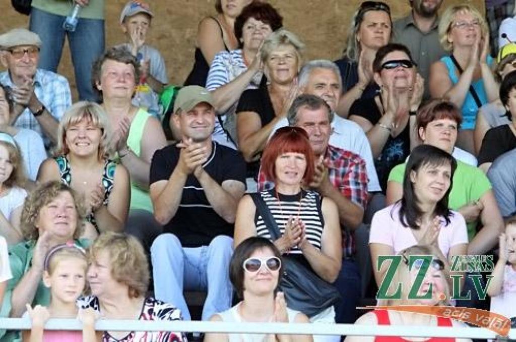 30.jūlijā pirmo reizi īstenota iecere rīkot Ozolnieku novada svētkus. Sestdien ar gājienu no Ozolnieku vidusskolas uz stadionu un ziedu ceļa veidošanu sākās svētki «Ar saknēm novadā». Pirmie novadā, kas savu mūžu var skaitīt, sākot no...