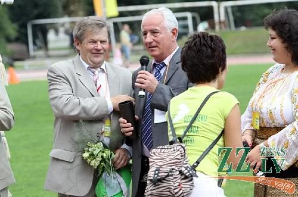 30.jūlijā pirmo reizi īstenota iecere rīkot Ozolnieku novada svētkus. Sestdien ar gājienu no Ozolnieku vidusskolas uz stadionu un ziedu ceļa veidošanu sākās svētki «Ar saknēm novadā». Pirmie novadā, kas savu mūžu var skaitīt, sākot no...
