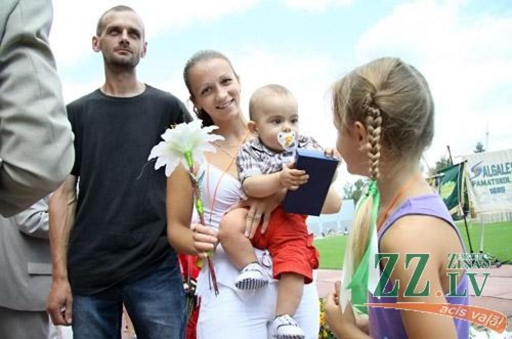 30.jūlijā pirmo reizi īstenota iecere rīkot Ozolnieku novada svētkus. Sestdien ar gājienu no Ozolnieku vidusskolas uz stadionu un ziedu ceļa veidošanu sākās svētki «Ar saknēm novadā». Pirmie novadā, kas savu mūžu var skaitīt, sākot no...