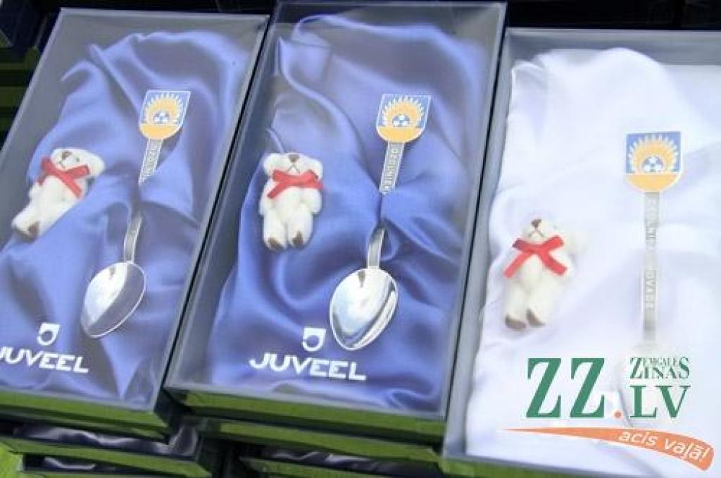30.jūlijā pirmo reizi īstenota iecere rīkot Ozolnieku novada svētkus. Sestdien ar gājienu no Ozolnieku vidusskolas uz stadionu un ziedu ceļa veidošanu sākās svētki «Ar saknēm novadā». Pirmie novadā, kas savu mūžu var skaitīt, sākot no...