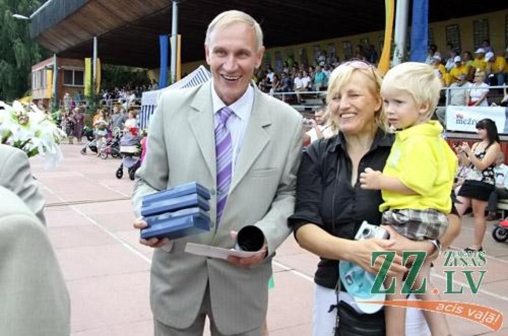 30.jūlijā pirmo reizi īstenota iecere rīkot Ozolnieku novada svētkus. Sestdien ar gājienu no Ozolnieku vidusskolas uz stadionu un ziedu ceļa veidošanu sākās svētki «Ar saknēm novadā». Pirmie novadā, kas savu mūžu var skaitīt, sākot no...